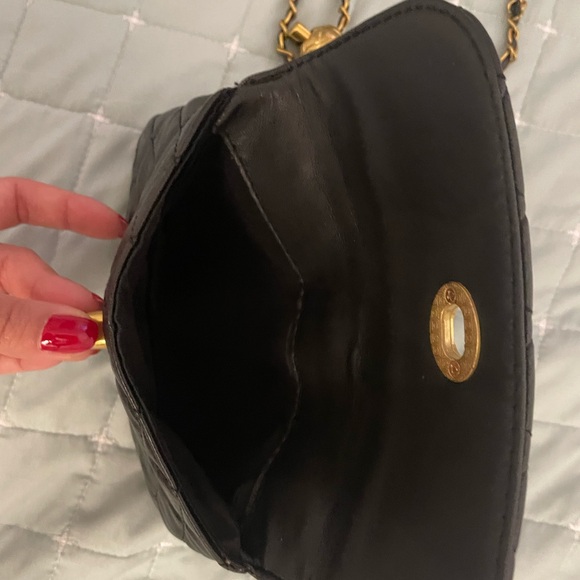 Black Quilted Chain crossbody Bag - Picture 3 of 3